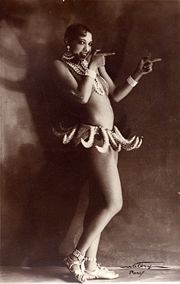 Josephine Baker im Bananenkostüm