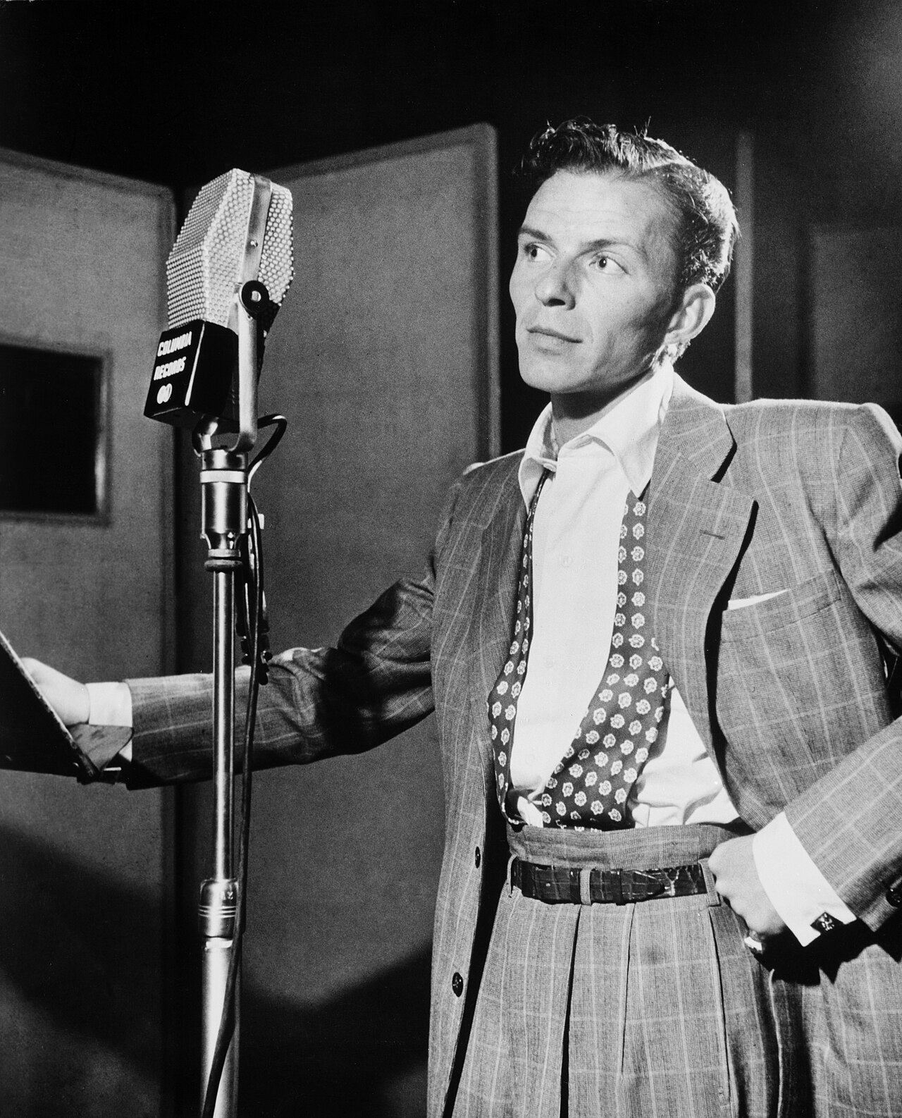 Frank Sinatra an einem Studiomikrofon, etwa 1947
